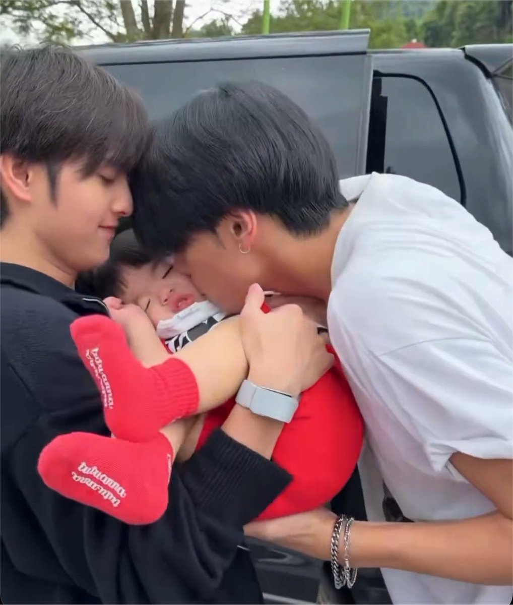 noppo_mm's tweet photo. กรี๊พดดดดอึ้งว่ะ 😭😳😳😳😳
ไม่เคยคิดไม่เคยฝันว่าจะมีฉากแบบนี้ในชีวิตจริงๆ คิดว่าจะมีแค่ในฟิค แล้วไม่เคยคิดว่าจะเกิดขึ้นในชีวิตจริงของคู่ที่กุจิ้นอ่ะ เข้าใจนี่ป่ะ น้ำตาจะไหลว่ะ โคตรจริง

#ข้าวผัดหมี่เย็น https://t.co/NFB535dhCp