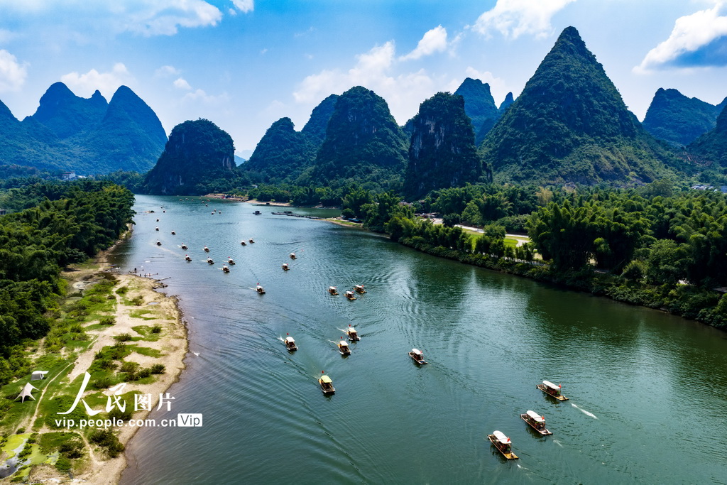 PDChinese's tweet photo. 【廣西陽朔：遊灕江 賞美景】2026年8月8日，在廣西壯族自治區桂林市陽朔縣灕江景區，遊客乘坐竹筏遊覽山水美景。 https://t.co/JUZkX78XIO