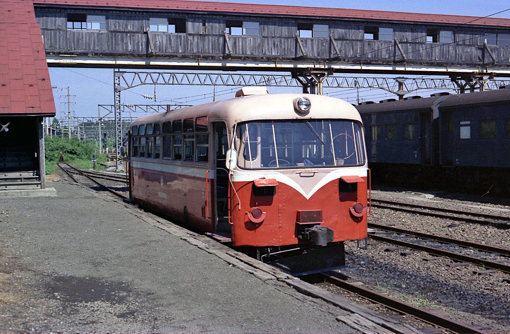 irumagun's tweet photo. 41年前の今日はたしか南部縦貫鉄道に初めて乗った日。
この頃は余剰になった旧型客車が構内にずらりと並んでいて、国鉄のホームからレールバスは見えなかったように思う。

1985-8-9（たしか）
南部縦貫鉄道 野辺地駅 https://t.co/TRffZ4aMOk