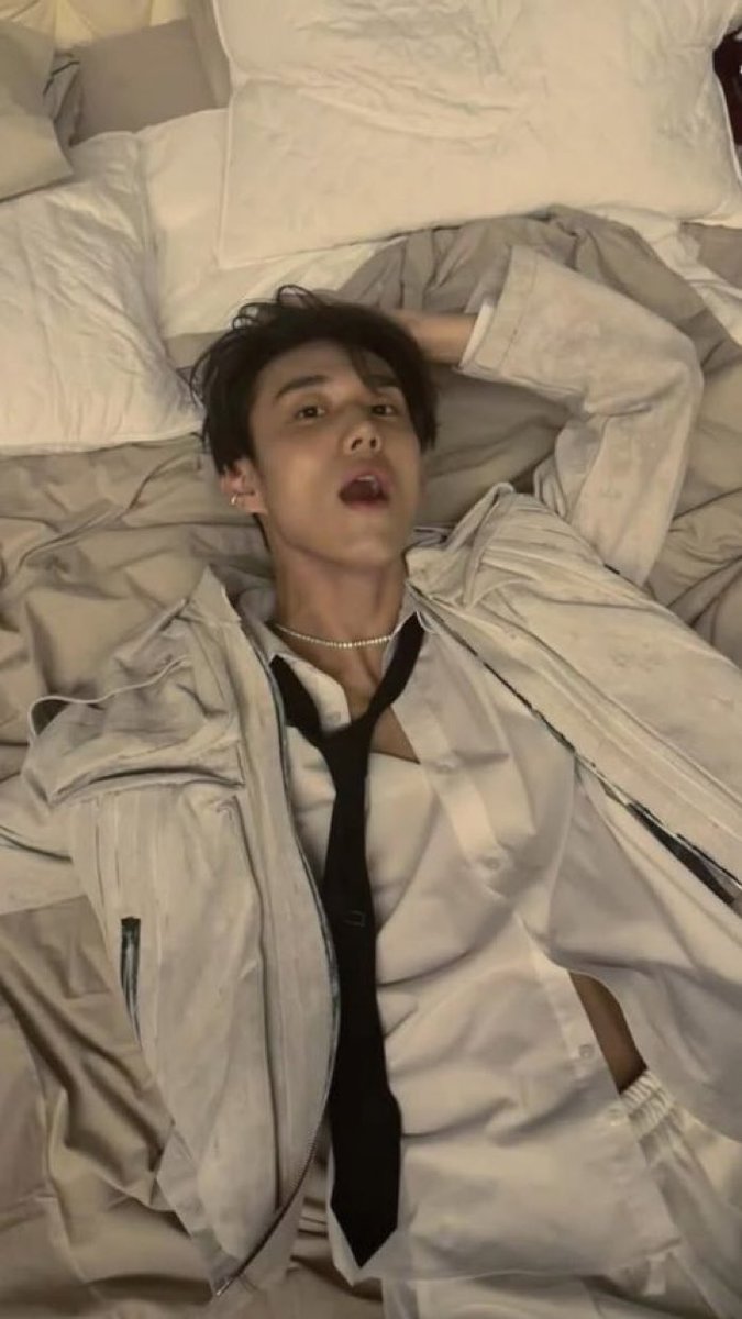 jijiseobsos's tweet photo. He was looking at jiung here btw https://t.co/5xTUh9ZfWu