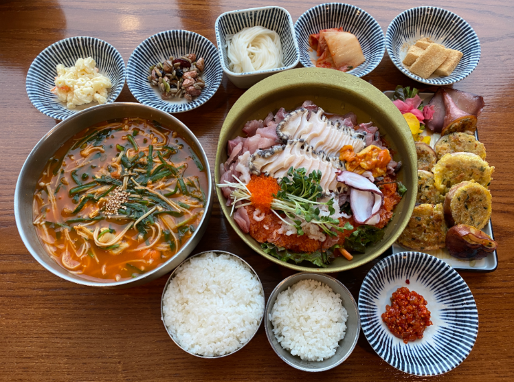 Aurora_5100's tweet photo. 전국 맛집 어디 갈지 고민이라면 일단 여기 저장하세요.

내비 찍고 가장 많이 찾아간 전국 맛집 TOP 10 

1위 성심당 — 대전
2위 우래옥 — 서울
3위 청초수물회 — 속초
4위 동화가든 — 강릉
5위 춘천통나무집닭갈비 — 춘천
6위 금수복국 — 부산
7위 삼원가든 — 서울
8위 진주집 — 서울
9위 영동설렁탕 — 서울
10위 옥돌돼지갈비 — 천안

여행·드라이브 가서
“뭐 먹지?” 할 때 이거 하나만 보세요 👀

※ 집계 기간·기준에 따라 순위는 달라질 수 있어요.