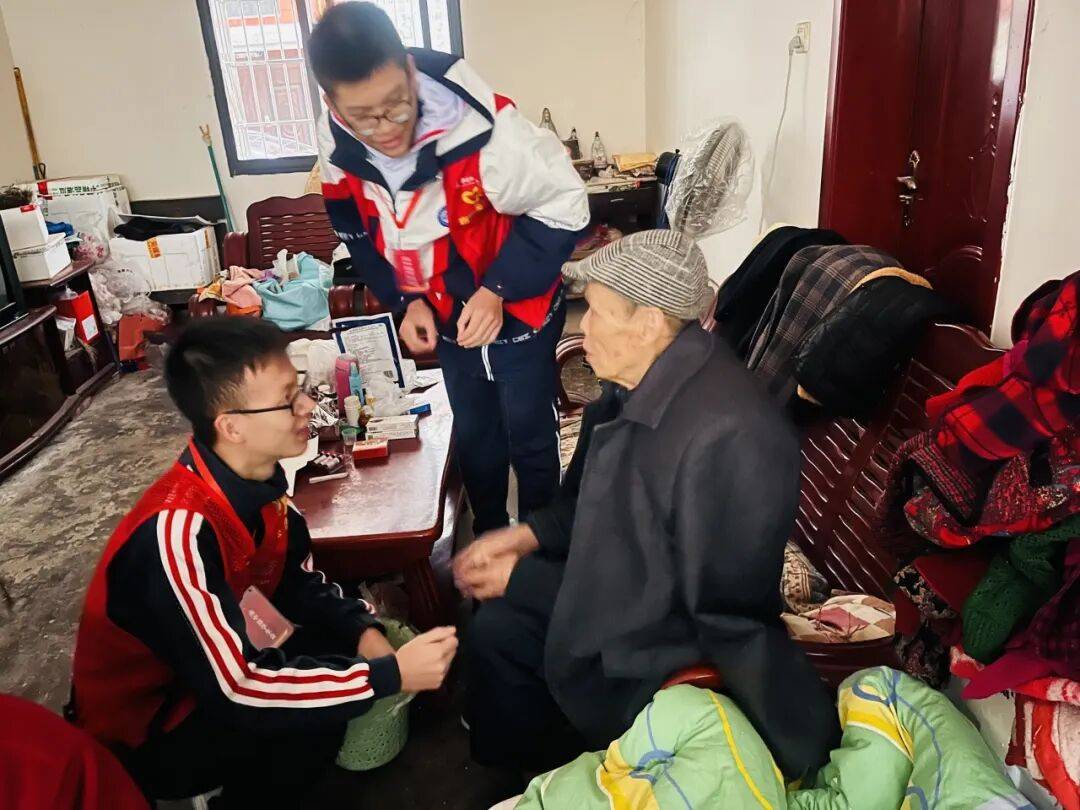 KennedyxHand's tweet photo. Spent the morning sorting books and reading with elderly residents at the community center—sharing stories and pages, felt so warm and meaningful! https://t.co/7vfCqc49h9