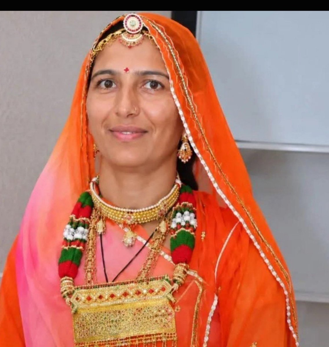 SangitaBishnoi_'s tweet photo. भंवरी हम शर्मिंदा है..!! 

तेरे कातिल अभी भी जिंदा है.!

14 दिन होने के बावजूद भी भंवरी देवी के आरोपियों को अभी तक गिरफ्तार नहीं किया गया है ना ही पुलिस प्रशासन की चुप्पी खुल रही है आखिरकर भंवरी देवी बिश्नोई को न्याय कब मिलेगा...?

#भंवरी_को_न्याय_दो

@RavindraBhati__ @RajCMO https://t.co/XqvpaNpaoV