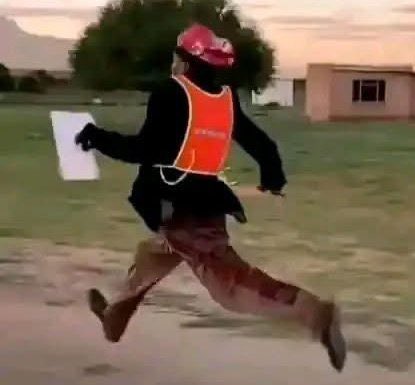 BillyBlankes's tweet photo. @RealTalkFadzie 😂😂😂the confusing first line is here

Hi The fu€k😩😩chaindivhiringa ichi https://t.co/NtTJpIVzGv