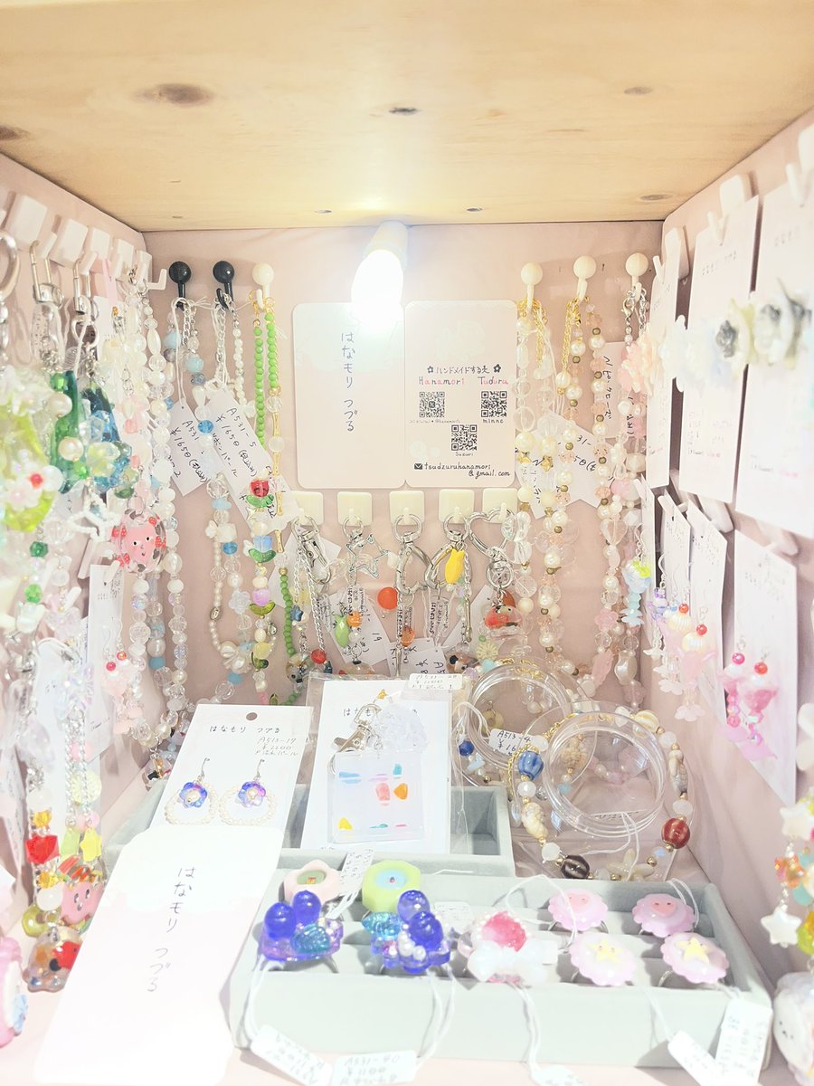 hanamorits's tweet photo. 8/9（日）より、すこんぶ北千住マルイ店様にてアクセサリーを納品させていただきました。
デットストックパーツや自作パーツ、淡水パールを使用したアクセサリーを置かせていただいています。
お立寄りの際にはぜひよろしくお願いします🙇
#すこんぶ #素今歩 https://t.co/iR5RMaYaP5