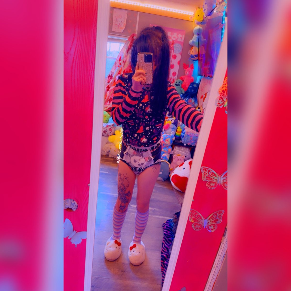 blossomabdl's tweet photo. Goth &amp; soaked!! Best of both worlds!💛☁️💀🖤 https://t.co/lmtbm8Tyvp