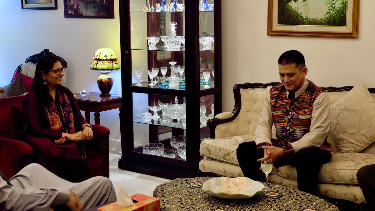 PakinPhl's tweet photo. H.E.Dr.@AsimaRabbani, Ambassador of 🇵🇰 to 🇵🇭, hosted a dinner at Pakistan House in honour of the visiting delegation of the Senate of 🇵🇰. Hon. Senator Robin Padilla  of 🇵🇭 also joined the dinner.(1/2) https://t.co/VXkuK4CRRZ