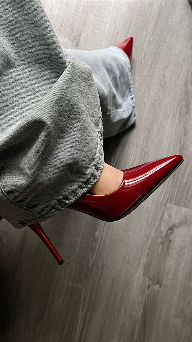 GodesslanaGodde's tweet photo. My mission? Painting your bank balance red with these.👠 https://t.co/ytHWblOOpq