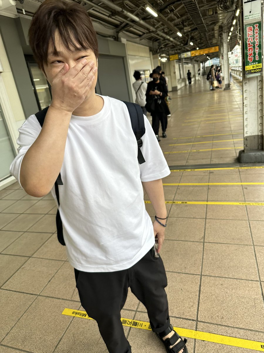 tsunta116's tweet photo. 駅のホームで声かけられた https://t.co/GMFclVzUE0