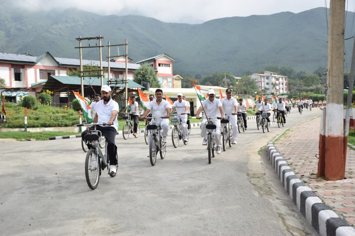 ITBP_official's tweet photo. SHQ श्रीनगर एवं 21 BN, #ITBP द्वारा #HarGharTiranga अभियान के अंतर्गत तिरंगा साइकिल रैली का आयोजन किया गया। हिमवीरों ने राष्ट्रप्रेम, राष्ट्रीय एकता एवं राष्ट्रीय ध्वज के सम्मान का संदेश जन-जन तक पहुँचाया। 🇮🇳
#VandeMataram #Himveers #SundayOnCycle https://t.co/eCTzLPckdH