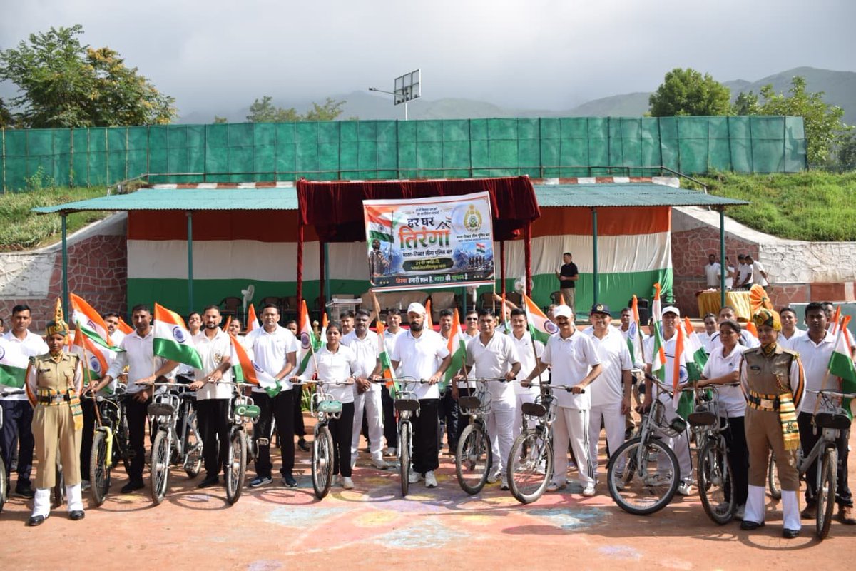 ITBP_official's tweet photo. SHQ श्रीनगर एवं 21 BN, #ITBP द्वारा #HarGharTiranga अभियान के अंतर्गत तिरंगा साइकिल रैली का आयोजन किया गया। हिमवीरों ने राष्ट्रप्रेम, राष्ट्रीय एकता एवं राष्ट्रीय ध्वज के सम्मान का संदेश जन-जन तक पहुँचाया। 🇮🇳
#VandeMataram #Himveers #SundayOnCycle https://t.co/eCTzLPckdH