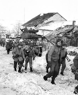 scamerov's tweet photo. ... ¿Tiene una buena oración para el tiempo? Tenemos que hacer algo con estas lluvias si queremos ganar esta guerra ».
➡️ Lo que ocurrió fue una de las historias más singulares de la #SegundaGuerraMundial. 

📙 Nueva entrada en mi blog 👇
https://t.co/wLYWKssmri https://t.co/qLlXQsxQKx