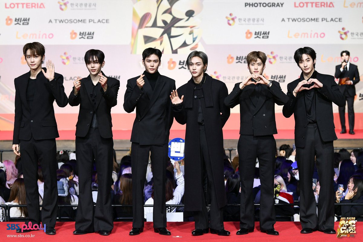 ninihaseyo's tweet photo. ชุดเดินพรมแดงปีที่แล้วกับปีนี้ กุขอโทรหาสไตลิสแปปนึงสิ https://t.co/F0nLKjJiKA