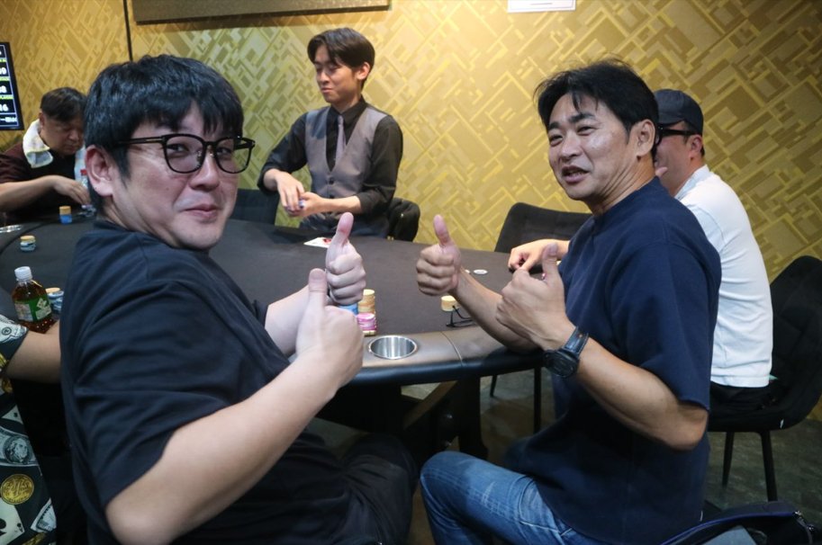 EXCEED_kgs's tweet photo. 【#08 PLO MAIN】現在2テーブル

それぞれの思惑が交差するテーブルです。

17：００まで参加者募集中です🔥
皆さまのご参加、会場でお待ちしております‼️

会場：アミューズメントカジノ＆バー million
#EXCEED2026夏 #PLAYERSPLUS #鹿児島ポーカー #ポーカートーナメント #テキサスホールデム https://t.co/82Rjbmt2RP