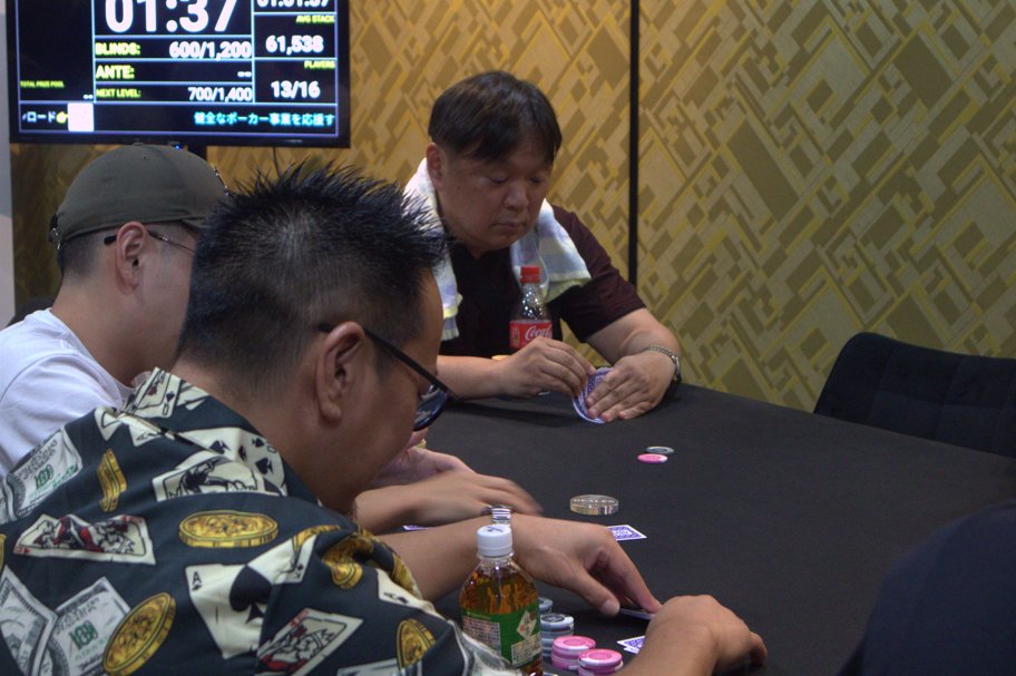 EXCEED_kgs's tweet photo. 【#08 PLO MAIN】現在2テーブル

それぞれの思惑が交差するテーブルです。

17：００まで参加者募集中です🔥
皆さまのご参加、会場でお待ちしております‼️

会場：アミューズメントカジノ＆バー million
#EXCEED2026夏 #PLAYERSPLUS #鹿児島ポーカー #ポーカートーナメント #テキサスホールデム https://t.co/82Rjbmt2RP