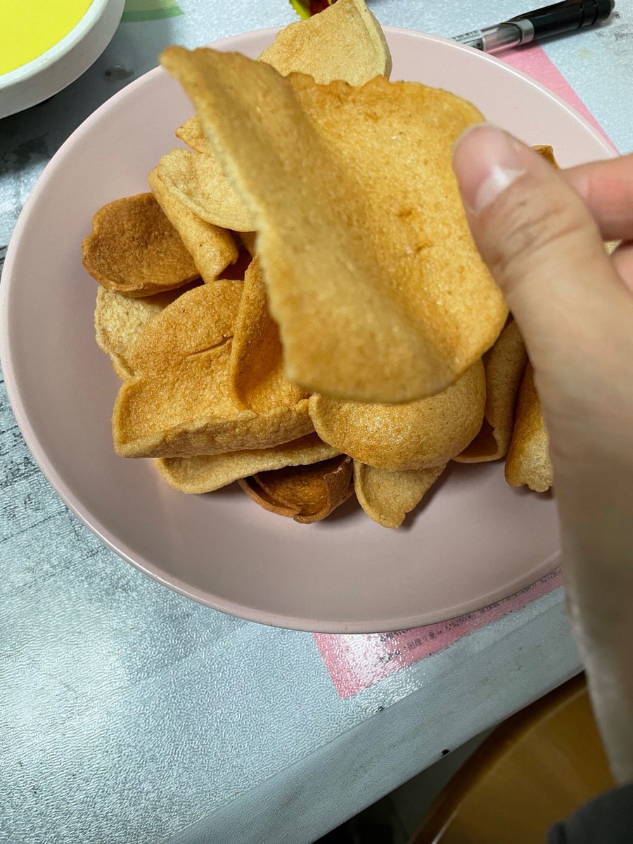 girishmate2's tweet photo. Just discovered the crispiest salted egg yolk shrimp chips—already sharing the joy with my desk crew, because good snacks hit way harder when they’re shared https://t.co/lAhZ7GEUXz