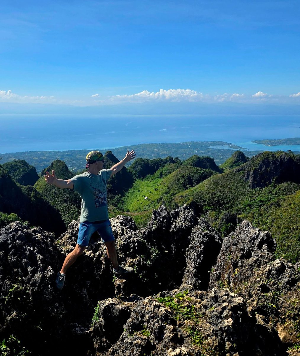 Intarro_real's tweet photo. The whole world is literally in my arms right now. Absolute #peak #freedom and life! #philippines https://t.co/RJe30vN7NE