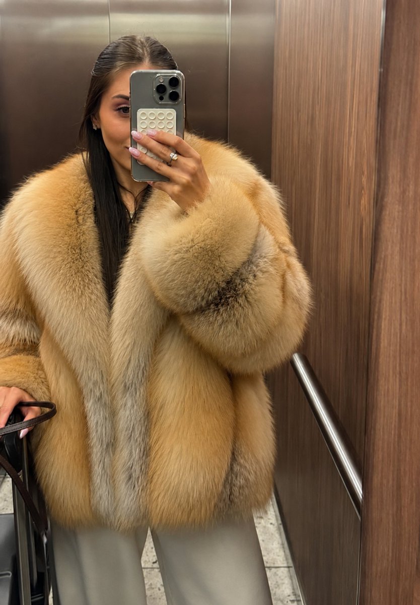 pelzchen_'s tweet photo. Wrapped in absolute luxury. 🦊✨ A true gentleman knows how to appreciate this kind of elegance. If this is your weakness, come tell me in my DMs... 📩

 #fur  #furcoat  #foxfur  #furlover  #luxuryfur  #mobwife 
#furjacket #softness  #furfashion  #glamour  #luxurylife https://t.co/eJkvMjO6sA