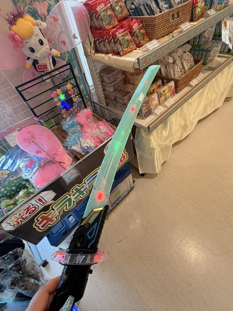 17_dsg's tweet photo. オッシーがお祭りで買いそうになった
光る剣的なの売ってた⚔️✨️

音もなった https://t.co/1x99YcOtmL
