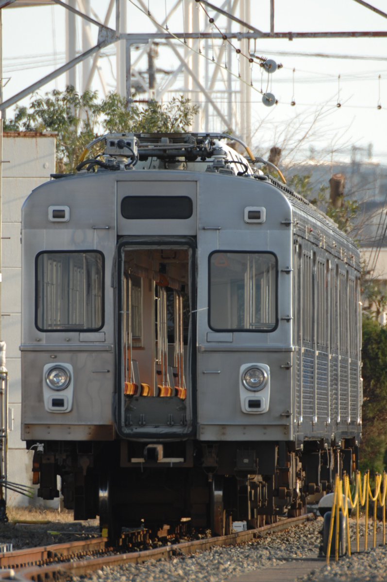 Tokyu7700_7910F's tweet photo. 東急7600系7601F
廃車回送後に恩田でデハ7661を切り離し
中間のデハ7681が顔を見せました

中間デハの顔は最初で最後の撮影となりました https://t.co/WWxRe9MnCo