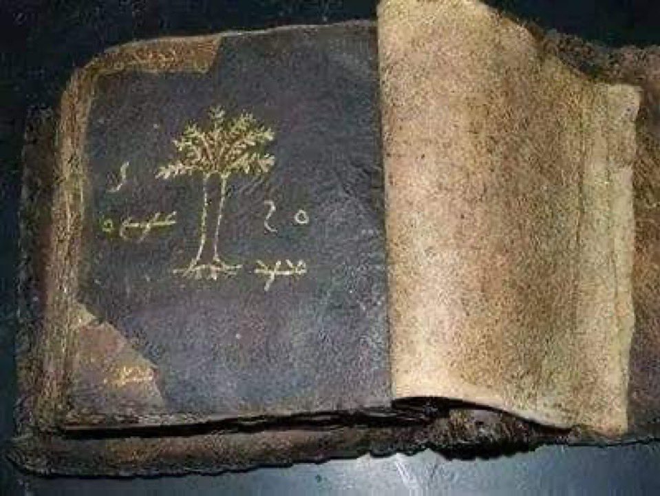 maronitas_es's tweet photo. Foto:

Manuscrito bíblico de unos 2,000 años de antigüedad escrito en siríaco (o arameo), el idioma natal de Jesucristo, idioma que aún conserva vivo la liturgia maronita. https://t.co/9AlCJLhic4