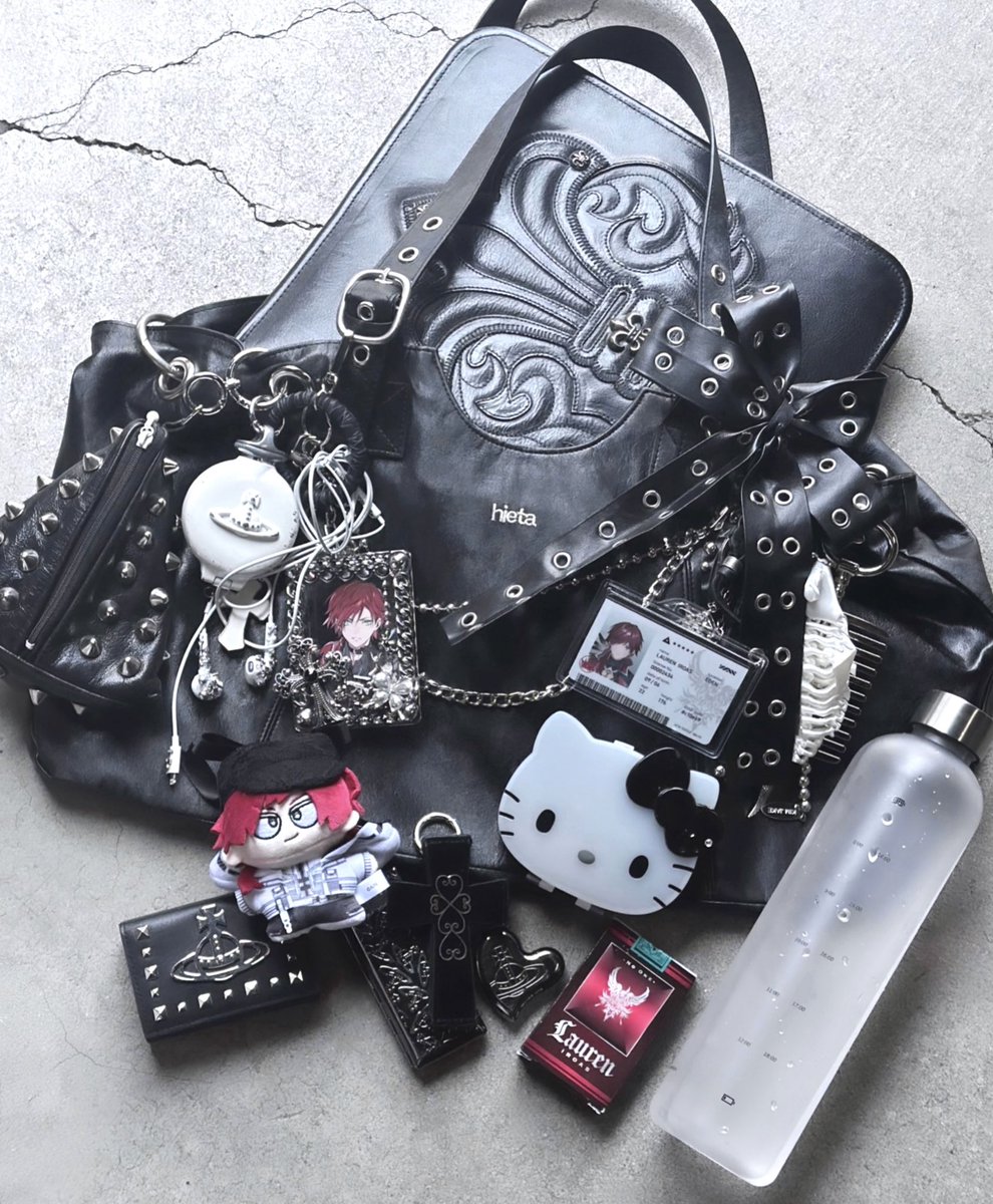 ___kiriy's tweet photo. 𝙒𝙝𝙖𝙩'𝙨 𝙞𝙣 𝙢𝙮 𝙗𝙖𝙜?💬ྀི

社会人オタクのバッグの中身🗝️⟡.·
推し活の日はだいたいこんな感じദി_ .̫ _ᐡ꒱➰🎶 https://t.co/qxzYilsHwj