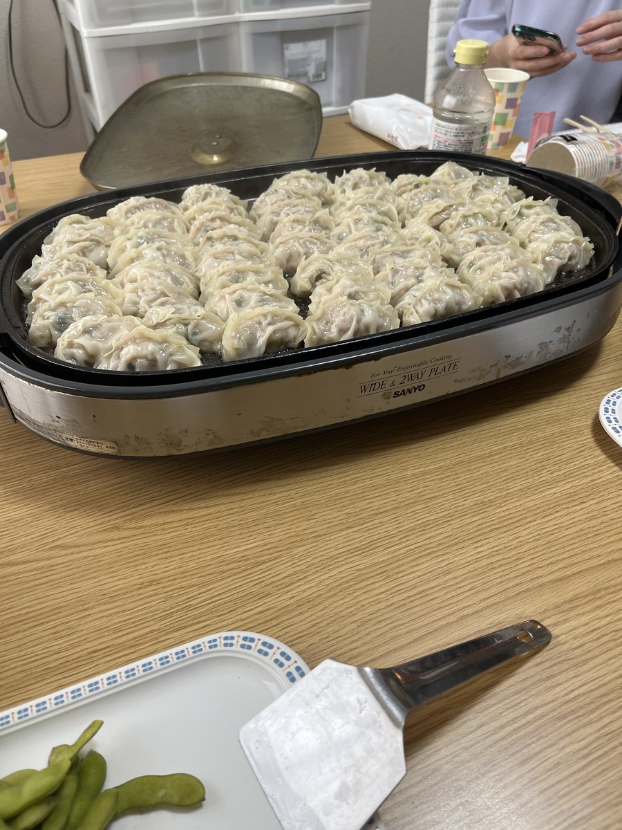 BsideMt's tweet photo. 今日は地元の行政書士が集まり、ある先生の事務所にて「餃子づくし」の懇親会でした。
お盆休み中ということもあって、参加者は６名でしたが、11:30から21:00まで濃密な時間を過ごしました。
とっても疲れましたが、それ以上に楽しむことが出来ました！ https://t.co/5QSWZ8iO97