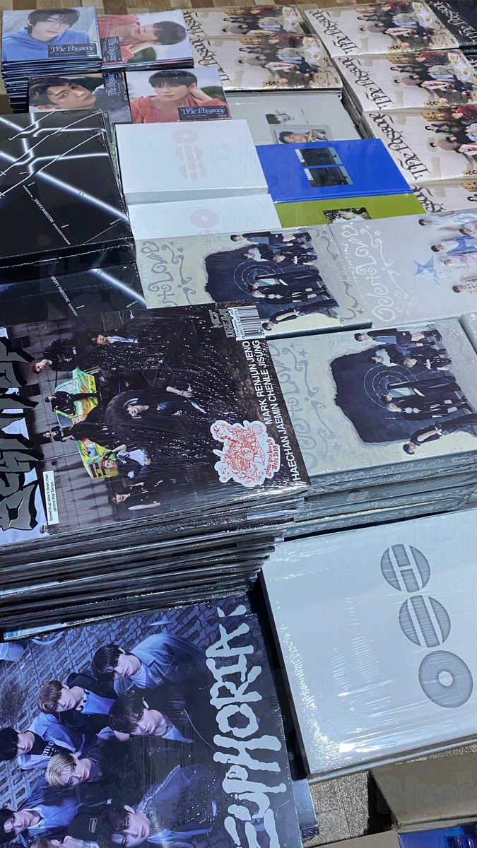 bluejayshop's tweet photo. #Bluejayshop_GA 
SURPRISE SEALED ALBUM GIVEAWAY! 🥳

- follow us 🔔
- like and retweet 
- reply

will draw on aug 16 🚶‍♀️

ga proofs: #Bluejayshop_Proofs / @bjshop_updates https://t.co/9DwQbmMb19