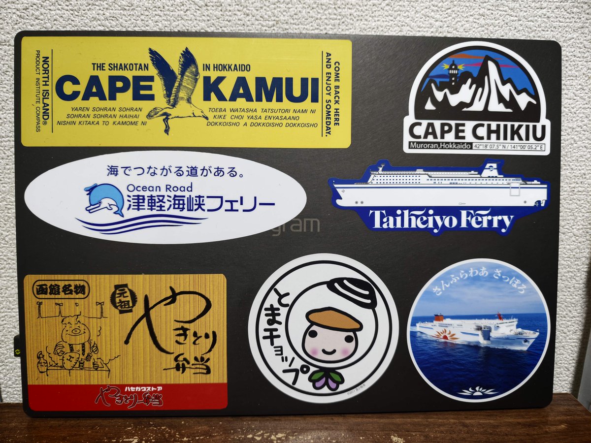 koumachiT's tweet photo. シールだらけの我が家のノートパソコンたち。
シールはいつかボロボロになり、姿を消すけど身近にあるのは良い。
LG gram pro 258v メイン。
A485 ７年目のサブ。Win11非対応なのでLinux mint化。
AORUS 15G(1660Ti) 保管。バッテリー認識しなくなり、重くUSBPD非対応なのもあり引退・買い替え https://t.co/w35LiHEiFw