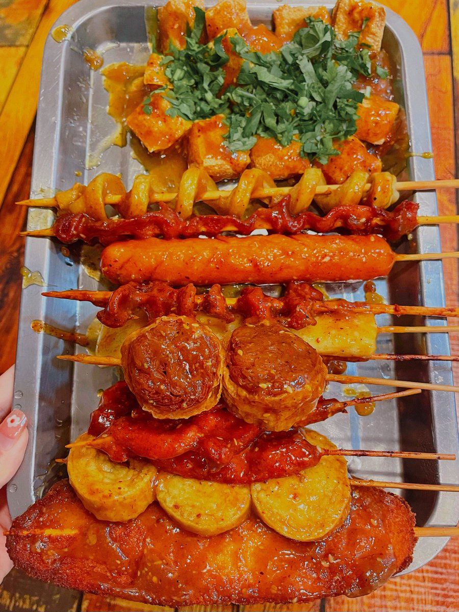 isa_bellas2's tweet photo. Tried crispy fried stinky tofu at the night market—super savory and addictive, perfect late-night snack! https://t.co/FdV21wZbqS