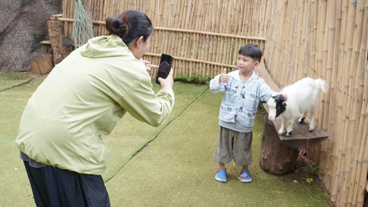 korat_zoo_th's tweet photo. 💙 บรรยากาศแห่งความสุขวันอาทิตย์ 🐘🦒
เตรียมพร้อมต้อนรับวันแม่ไปด้วยกันแบบอบอุ่นหัวใจ 💐✨
#สวนสัตว์นค��ราชสีมา #koratzoo #zoo #เที่ยวโคราช #วันแม่ #แม่และลูก https://t.co/j2IbpqrGp2