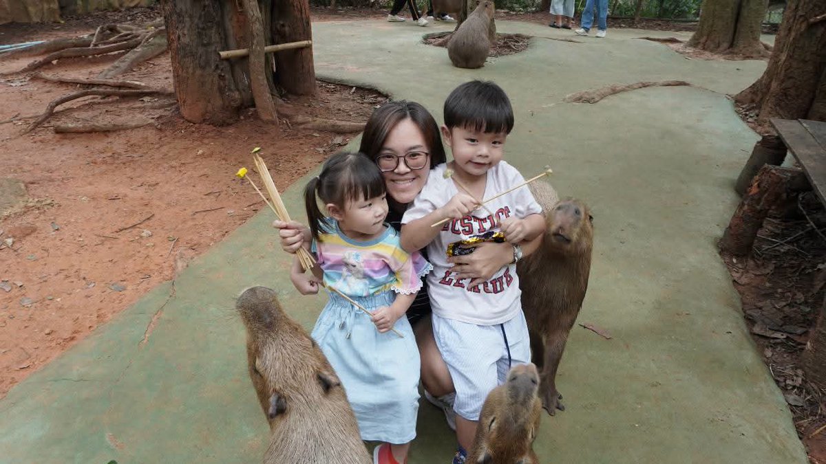 korat_zoo_th's tweet photo. 💙 บรรยากาศแห่งความสุขวันอาทิตย์ 🐘🦒
เตรียมพร้อมต้อนรับวันแม่ไปด้วยกันแบบอบอุ่นหัวใจ 💐✨
#สวนสัตว์นค��ราชสีมา #koratzoo #zoo #เที่ยวโคราช #วันแม่ #แม่และลูก https://t.co/j2IbpqrGp2