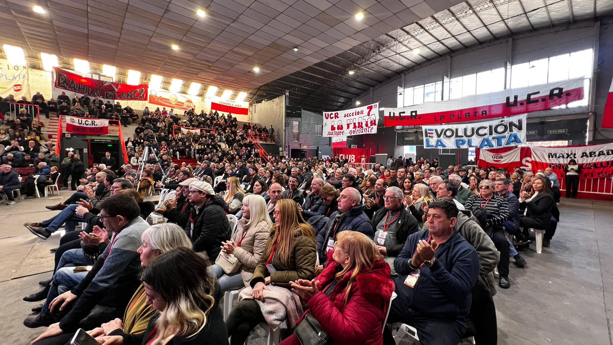FerPerezQuilmes's tweet photo. Ayer, en la Convención Provincial de la Unión Cívica Radical realizada en unidad, fue un día importante para el radicalismo de la Provincia de Buenos Aires. Pero, sobre todo, debe ser el punto de partida de una nueva etapa, en la que @pablonicoletti_ asume la responsabilidad con la convicción de que su tarea será clave en este nuevo tiempo. 

La Argentina necesita un radicalismo que vuelva a ser protagonista. Un partido con ideas, con principios y con valores. Que defienda la educación pública, la salud, el desarrollo productivo, la institucionalidad, la movilidad social ascendente, las libertades individuales, la igualdad de oportunidades y una verdadera concepción de la libertad, entendida como la posibilidad de que cada persona pueda desarrollar su proyecto de vida.

Frente al fracaso de un modelo pensado para unos pocos y al desastre populista que tanto daño le hizo a nuestro país, la Unión Cívica Radical tiene la responsabilidad de construir una alternativa capaz de sacar a la Argentina y a la Provincia de Buenos Aires de tantos años de frustraciones. Hay un modelo distinto posible: uno basado en el trabajo, la educación, la producción, la innovación, el respeto por las instituciones y la solidaridad.

Nuestro desafío no es discutir cargos ni estructuras. Es volver a ser útiles para la sociedad. Recuperar la confianza de millones de argentinos que esperan una alternativa seria, moderna, profundamente humanista y con vocación de transformar la realidad.

Con vocación de poder, porque el poder es la herramienta para cambiar las cosas. No para conservarlo, sino para ponerlo al servicio de una Argentina más libre, más justa y con más oportunidades.

Ese es el radicalismo que queremos reconstruir. El radicalismo que hizo grande a nuestro país y que puede volver a hacerlo.