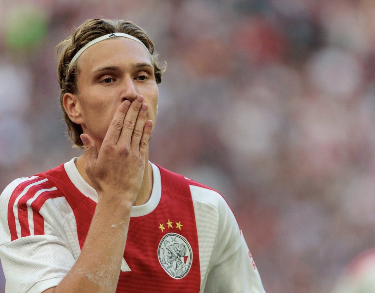FabrizioRomano's tweet photo. 🚨🇧🇪 Ajax announce Mika Godts is “not fit enough” to start today.

No risks will be taken with small issues while there are active negotiations ongoing with Paris Saint-Germain. https://t.co/s0lOkfSpVH