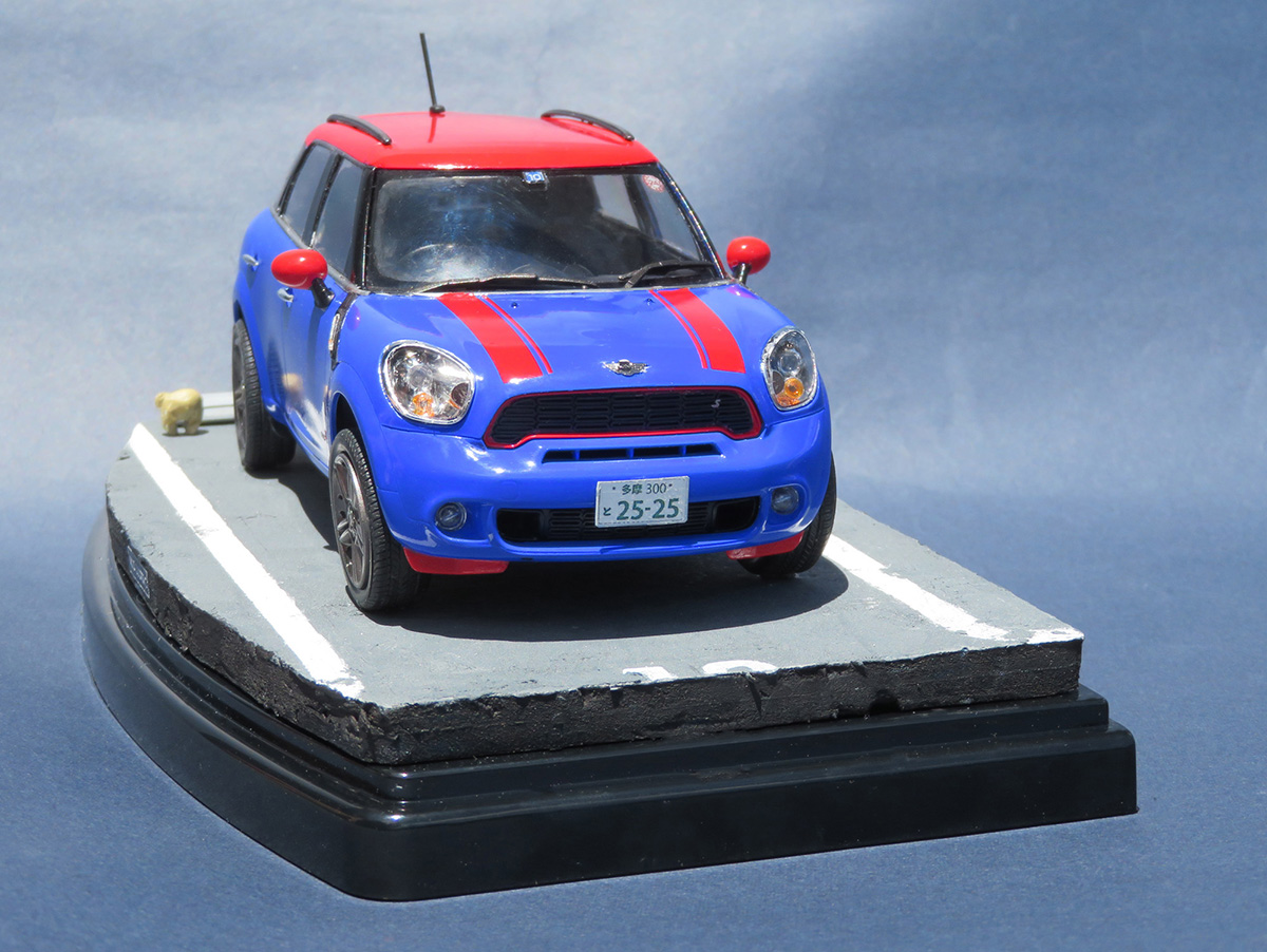 Chilidog_tokyo's tweet photo. Hasegawa 1:24 MINI COOPER S COUNTRYMAN ALL4
ハセガワのミニクロスオーバー。オリジナリのカラーリングでSUVらしいフェンダーカバーの塗り分けは無しに。やんのか状態の猫と共に(相手はどこ？)。  #minicoopers https://t.co/smlRc37CMo