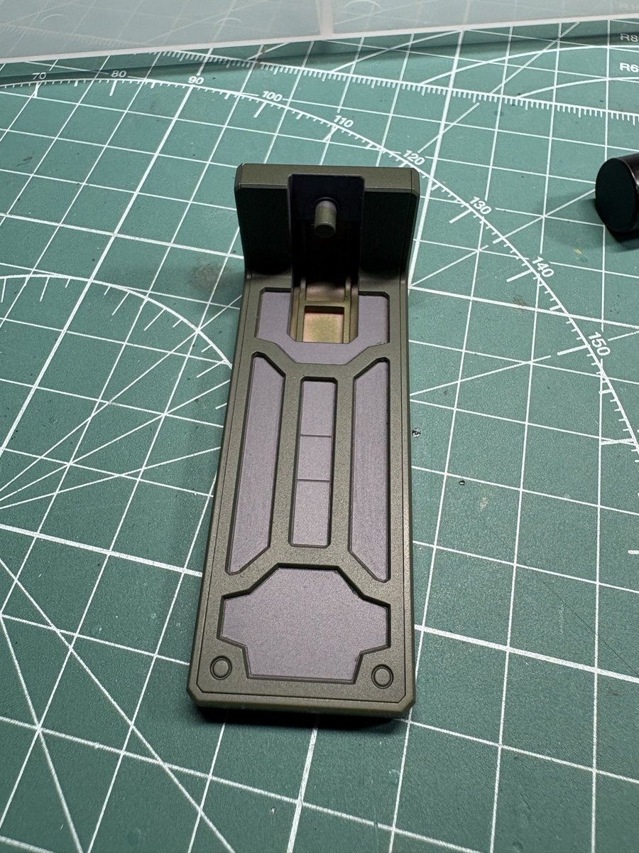 bell4gm's tweet photo. さて後は…

デカール貼るか？
このまま艶消し吹くか？

明日模活休んでデカール探しに行くとしよう

マスキング塗り分けもそこそこ上手くいった(まぁ直線だから難しく無いですけどww）

#ジオン建国記念ザクコラボ2026 
#進捗 https://t.co/FbDgFMmdG4