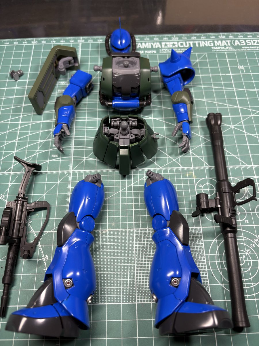 bell4gm's tweet photo. さて後は…

デカール貼るか？
このまま艶消し吹くか？

明日模活休んでデカール探しに行くとしよう

マスキング塗り分けもそこそこ上手くいった(まぁ直線だから難しく無いですけどww）

#ジオン建国記念ザクコラボ2026 
#進捗 https://t.co/FbDgFMmdG4