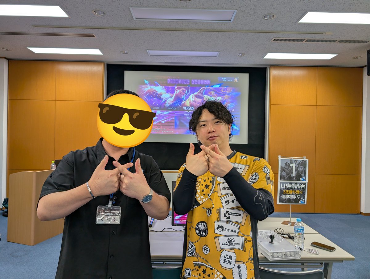 Qusqulo8's tweet photo. FC広島であきらさんと対戦や写真撮影、皆さんと対戦した後は肉！！！ https://t.co/i6lczPyhAi