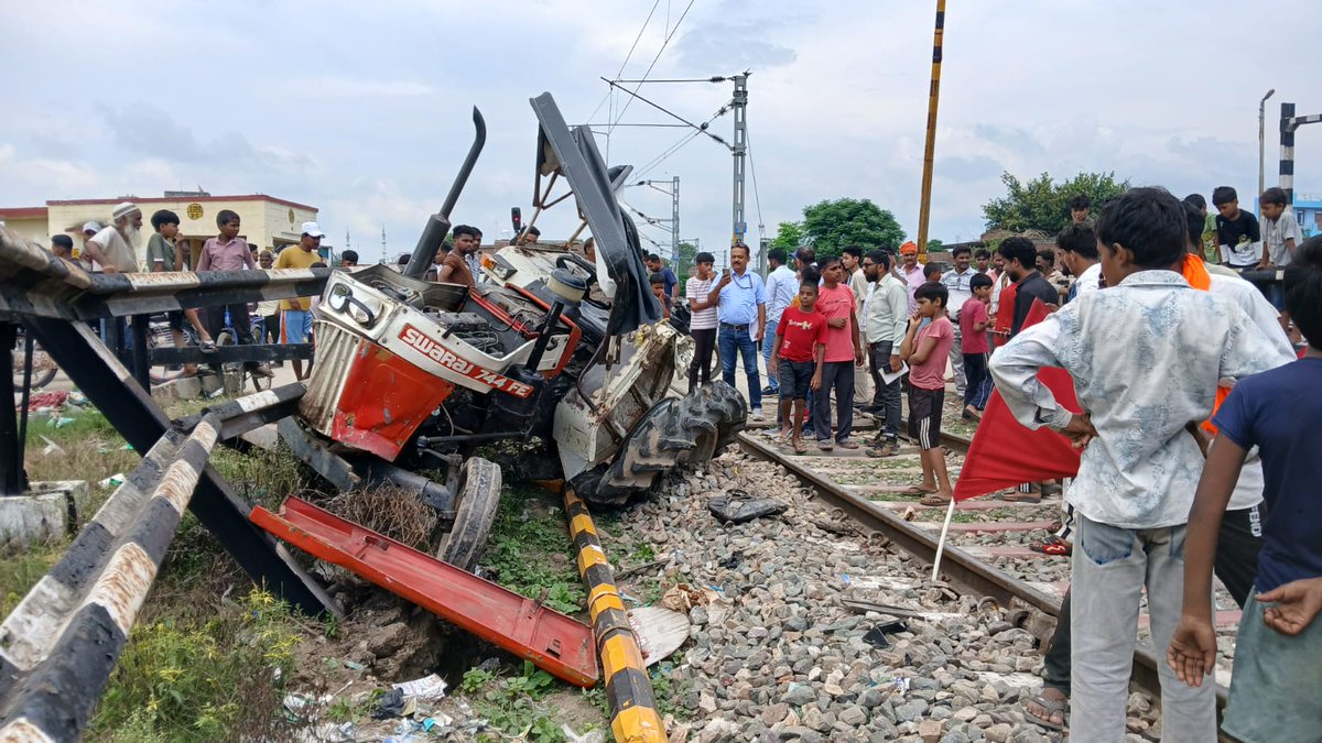 Nation27Digital's tweet photo. #Bareilly |भोजीपुरा में बड़ा रेल हादसा टला, ट्रैक्टर एक्सप्रेस ट्रेन से टकराया

बरेली के भोजीपुरा थाना क्षेत्र में बंद रेलवे फाटक का बैरियर तोड़कर एक ट्रैक्टर रेलवे ट्रैक पर पहुंच गया और एक्सप्रेस ट्रेन से टकरा गया।

ट्रैक पर ट्रैक्टर पहुंचते ही रेलवे कर्मचारियों में हड़कंप मच गया। हालांकि समय रहते ट्रेन को नियंत्रित कर लिया गया, जिससे बड़ा हादसा टल गया।

घटना में फिलहाल किसी के हताहत होने की सूचना नहीं है। रेलवे और पुलिस की टीम मौके पर पहुंचकर मामले की जांच में जुटी है।

#Bareilly #BareillyNews #RailwayAccident #IndianRailways #UPNews #BreakingNews

@RailMinIndia @Uppolice @CMOfficeUP @UPGovt