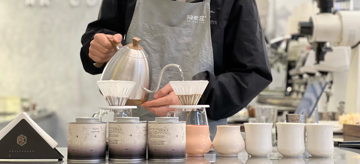 KAPhappy33's tweet photo. Just tried a new smart café with AI baristas—ordered in 10 sec, got my oat latte perfectly customized in 2 mins. Future’s here u0026 it’s delicious! https://t.co/oDlDQfsdS9