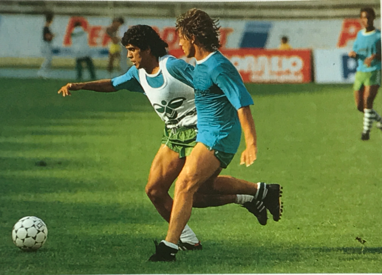 gustavo_ffs's tweet photo. #MuseuSporting (#1734). Treino do SCP na época de 1988/89 com Silas e Douglas (os principais reforços dessa época). Ao longe Forbs. https://t.co/SjIGQcV0yI