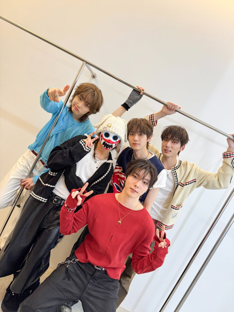 riaanyoont's tweet photo. Keadaan dibalik layar dalam pengambilan foto konsep di mini album pertama. Baru kepikiran, kenapa ambil fotonya dekat tiang gantungan ya? Udah kaya jemuran. https://t.co/HuDuNXRDYU