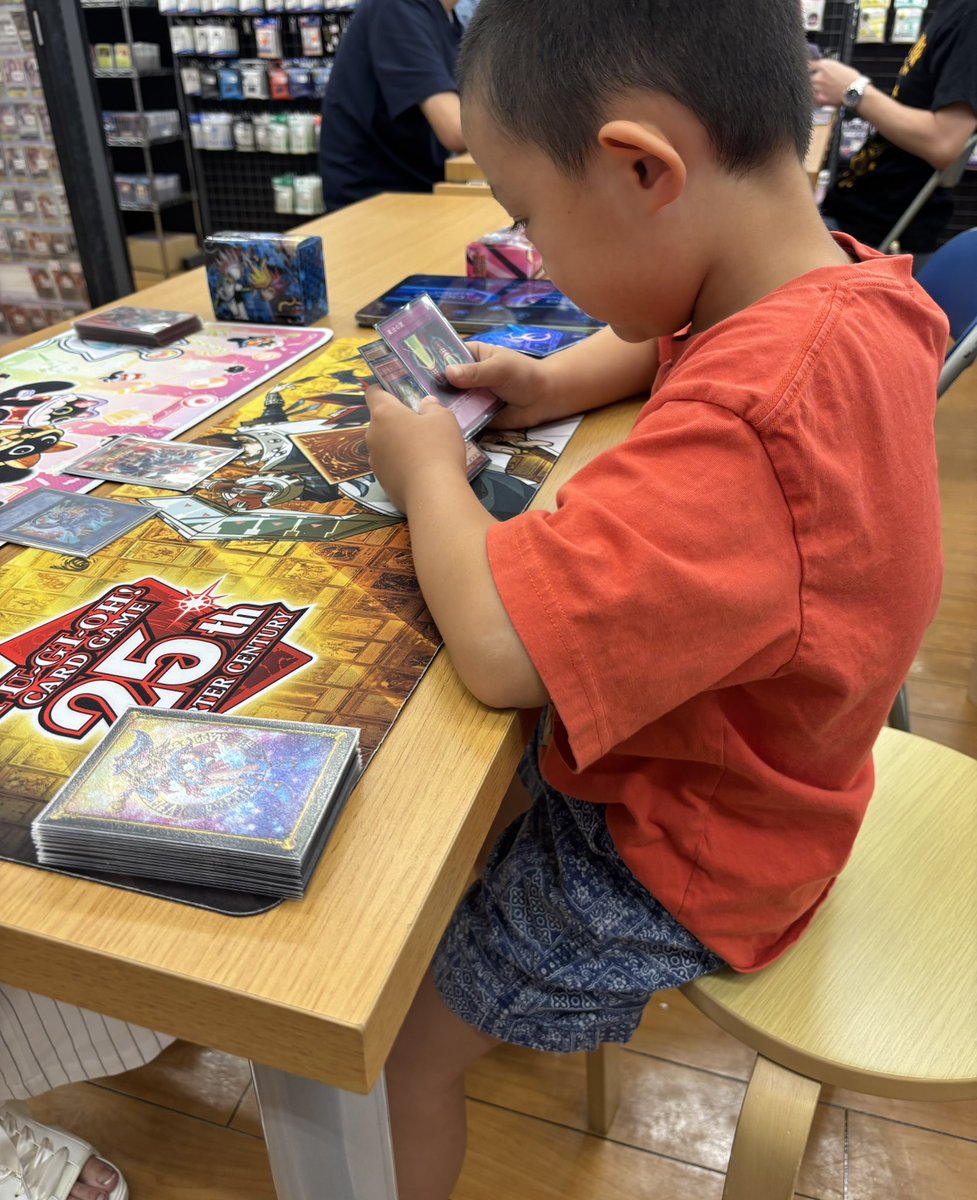 Flameor_b's tweet photo. 遊戯王の日　今日は5歳が参加

ボロ負けだったけど楽しかったみたいです！対戦態度を改善してまた出直します！みなさんありがとうございました！ https://t.co/hxVzrzZ0Xf