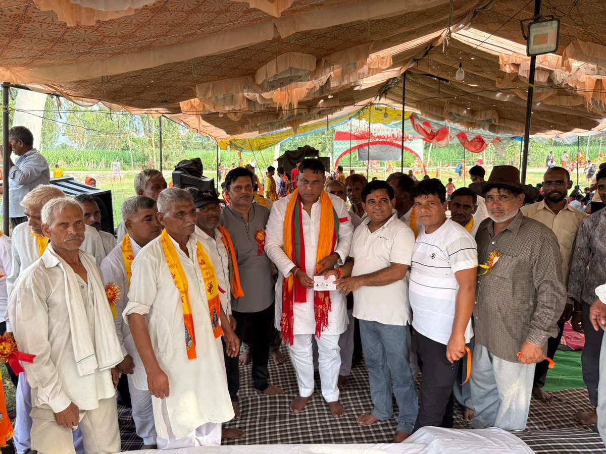 grabsudheer's tweet photo. आज दिनांक 9 अगस्त 2026 को अपनी विधानसभा 60, गढ़मुक्तेश्वर गांव - पसवाड़ा ( कार्यक्रम-1) में कांवड़ियों के लिए आयोजित विभिन्न सेवा शिविरों में जाने और श्रद्धालु कांवड़ियों की सेवा करने का सौभाग्य प्राप्त हुआ। 🙏🔱

महादेव की भक्ति में लीन इन शिवभक्तों की सेवा करना मेरे लिए सौभाग्य और पुण्य का अवसर है।

भोलेनाथ से प्रार्थना है कि सभी कांवड़ियों की मनोकामनाएं पूर्ण हों, उनकी यात्रा मंगलमय हो और महादेव की कृपा सदैव सभी पर बनी रहे।

हर हर महादेव! 🚩🔱 

एड. सुधीर चौहान
राष्ट्रीय प्रवक्ता (समाजवादी पार्टी)
विधान सभा-60 गढ़मुक्तेश्वर
@mediacellsp @samajwadiparty @yadavakhilesh @dimpleyadav @palshyamLalsp @proframgopalya1 @MPDharmendraYdv @shivpalsinghyad  @aashishsy @IqraMunawwar_ @Kamalakhtar25 
@ABPNews @news24tvchannel @ndtv @News18India @News18UP @ajjtaknews2 @ndtv

#samajwadipartyofficial #AkhileshYadav #PDA #bholenath
#कांवड़