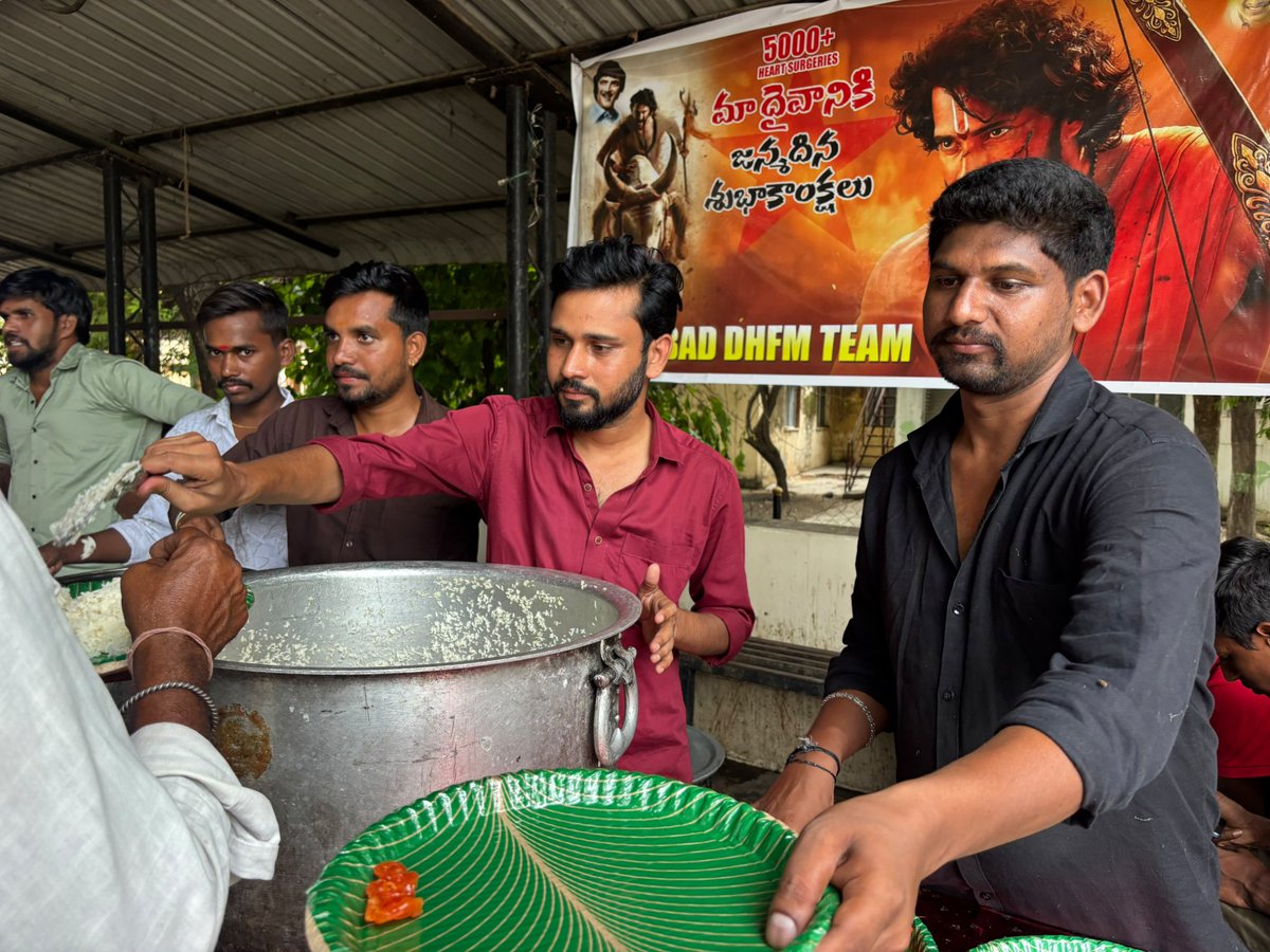 santhoshMBfc's tweet photo. మన సూపర్ స్టార్ మహేష్ బాబు పుట్టినరోజు సందర్బంగా మన ఆదిలాబాద్ రిమ్స్ లో అన్నదానం చెయ్యడం జరిగింది @urstrulyMahesh @VaranasiMovie https://t.co/fNbk3L3utU