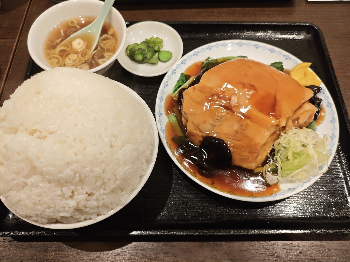 __YASU__'s tweet photo. 男性ならご飯大盛りを頼むのは普通（あるある）ですよね？
その感じ大盛りを頼んだらこれですよ。
大盛りと言うかマンガ盛りだよね？🤔 https://t.co/sktCi4hL6O