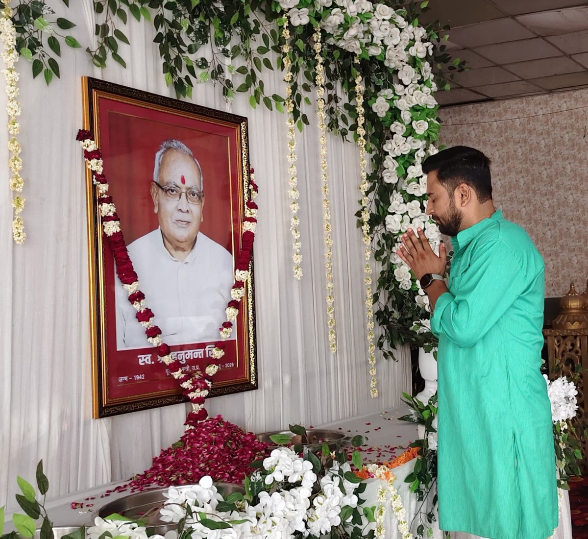 JayantSBjp's tweet photo. जन-जन के प्रिय नेता, पूर्व कैबिनेट मंत्री आदरणीय श्री हनुमंत सिंह जी के १३वीं कार्यक्रम में शामिल होकर उन्हें नमन किया।
उनके जाने से राजनीतिक और सामाजिक क्षेत्र में आई शून्यता की पूर्ति असंभव है। 
ईश्वर पुण्यात्मा को अपने श्रीचरणों में स्थान दें। 💐

ॐ शांति 🙏

@BJP4UP https://t.co/I65Q0MuXzW
