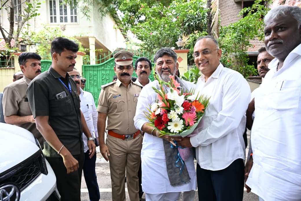 TabbuRao's tweet photo. A pleasant surprise on a Sunday afternoon with our chief minister dropping by to our house..
#cmdkshivkumar 
#homeministerpriyankkharge 
#healthministerutkhader 
#ministerajaysingh 
#raviboseraj https://t.co/EyNvjv2i45