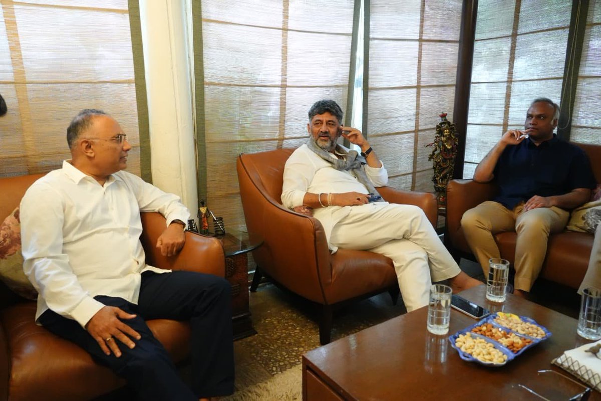 TabbuRao's tweet photo. A pleasant surprise on a Sunday afternoon with our chief minister dropping by to our house..
#cmdkshivkumar 
#homeministerpriyankkharge 
#healthministerutkhader 
#ministerajaysingh 
#raviboseraj https://t.co/EyNvjv2i45