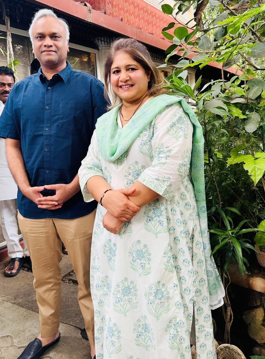 TabbuRao's tweet photo. A pleasant surprise on a Sunday afternoon with our chief minister dropping by to our house..
#cmdkshivkumar 
#homeministerpriyankkharge 
#healthministerutkhader 
#ministerajaysingh 
#raviboseraj https://t.co/EyNvjv2i45